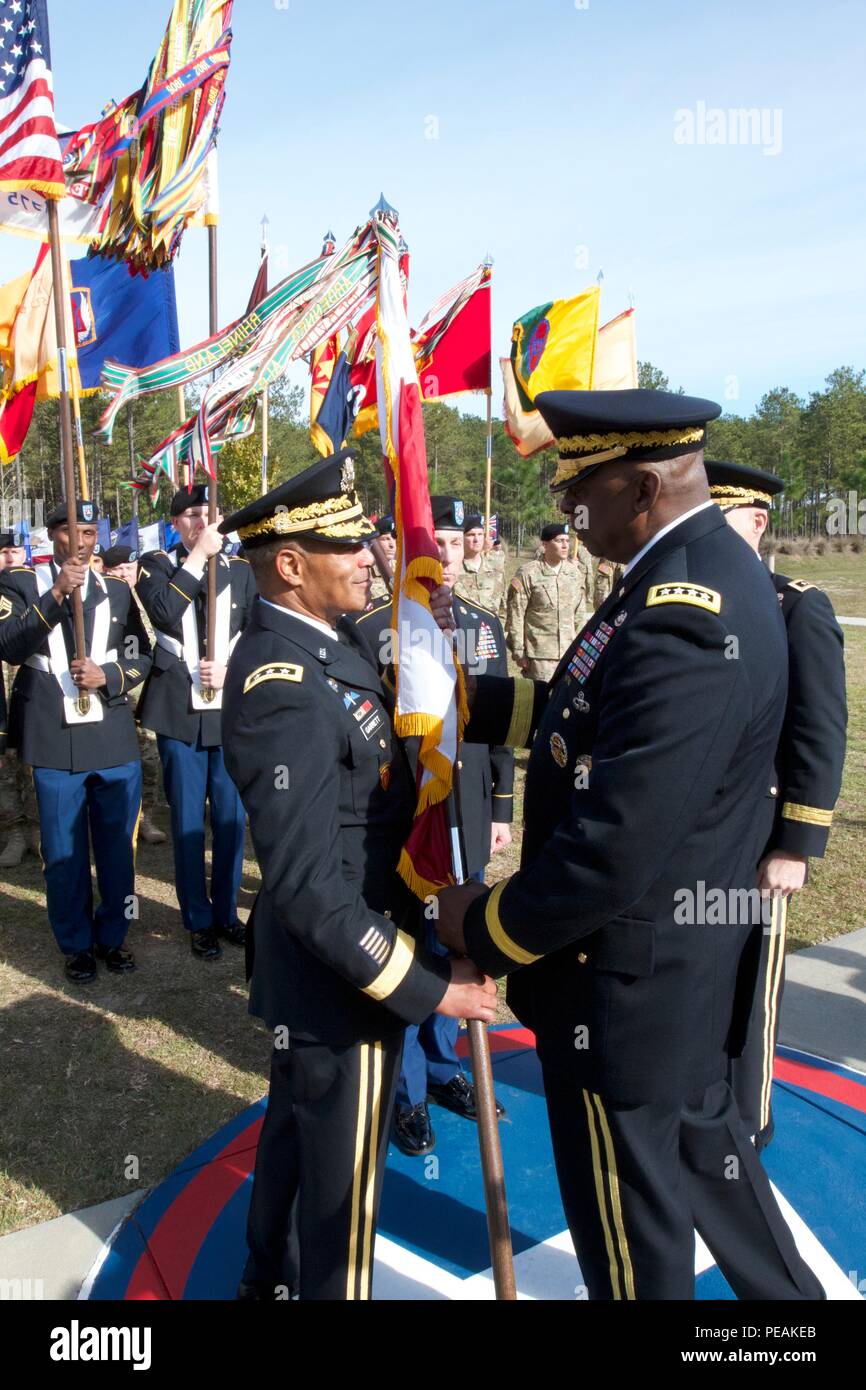 Le lieutenant-général Michael X. Garrett, le nouveau commandant de l'USARCENT, reçoit le guidon du Général Lloyd J. Austin III, le général commandant du Commandement central américain, signifiant la responsabilité de l'unité a été remis au cours d'une cérémonie au Parc Patton chez Shaw Air Force Base, S.C., le 17 novembre 2015. Garrett a pris le commandement et le contrôle du lieutenant-général James L. Terry. Banque D'Images