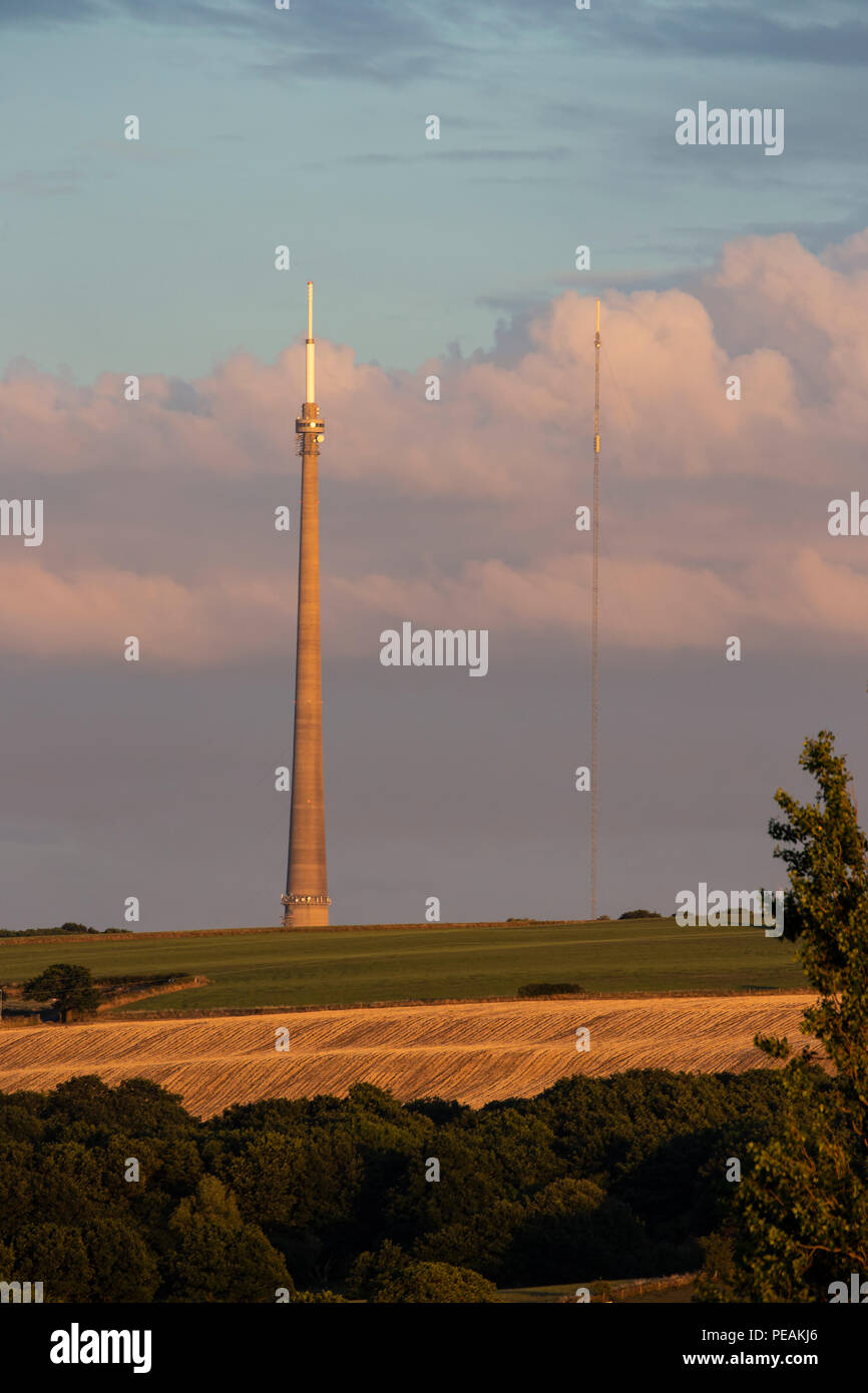 Une vue de l'Emley Moor mât de transmission avec le mât temporaire érigé à côté d'elle tandis que la maintenance est effectuée sur le mas d'origine Banque D'Images