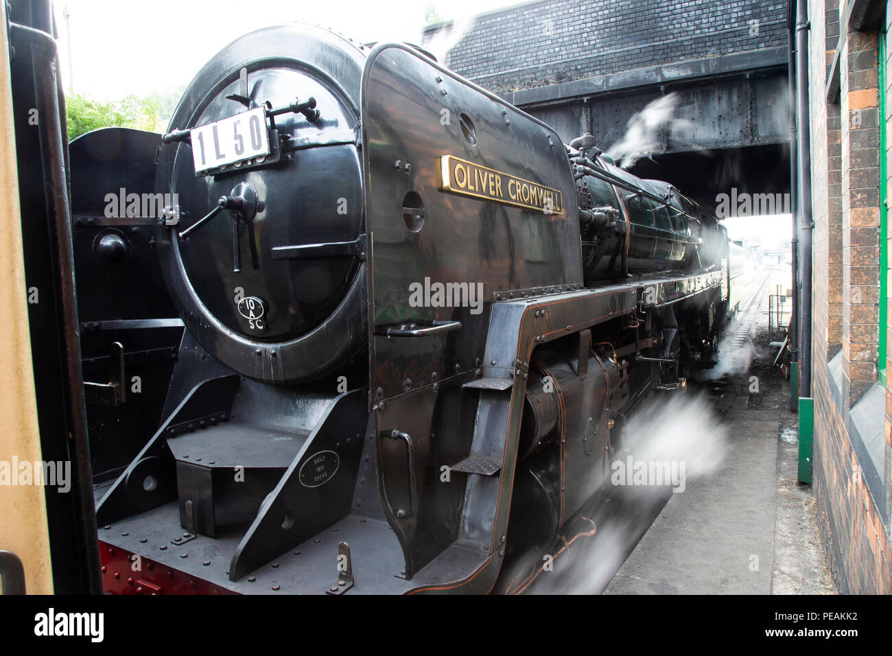 British Railways Britannia Class 76PF Numéro 70013 locomotive à vapeur 'Cromwell' à Loughborough Gare tirant un train de voyageurs Banque D'Images