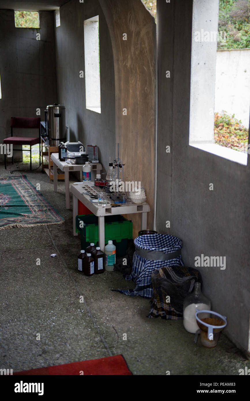 Vue d'un laboratoire de simulation comme les forces spéciales rechercher un composé pour le Campus des forces d'opérations spéciales de l'OTAN l'exploitation technique du contrôleur de l'opérateur en cours ils se sont inscrits, sur la base aérienne de Chièvres, Belgique, le 29 octobre 2015. (U.S. Photo de l'armée par Visual Spécialiste de l'information, Pierre-Etienne Courtejoie/libérés) Banque D'Images