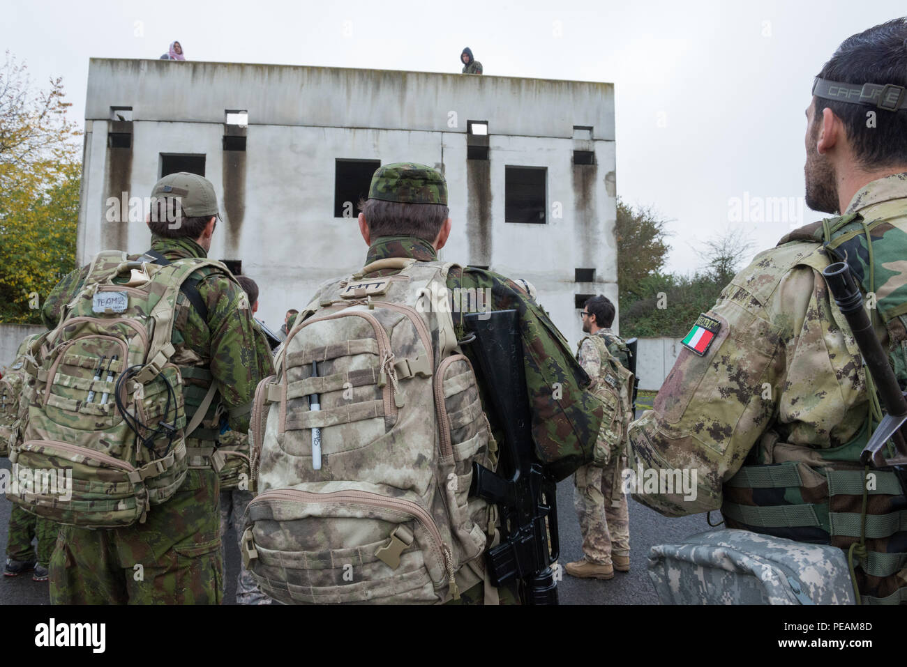 Les forces spéciales alliées se sont préparées à pénétrer et fouiller un complexe à la base aérienne de Chièvres, en Belgique, le 29 octobre 2015, dans le cadre du cours de contrôleur d'exploitation technique des forces d'opérations spéciales de l'OTAN. L'exercice a mis l'accent sur les opérations DE MOUTURE, la planification tactique, le travail d'équipe et la manipulation des armes à l'aide de faux fusils M16 A2 et de structures simulées sous la supervision de l'EUCOM et de l'USAREUR, améliorant ainsi la préparation opérationnelle et la coordination pour les scénarios de combat urbain. Banque D'Images