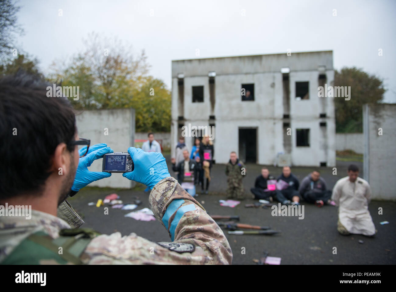 Membre de l'unité des Forces spéciales 9e Italien prend une photo entre suspects et de preuve trouvés au cours d'une exploitation technique du site en tant que forces spéciales des États-Unis et de leurs alliés pour la recherche d'un composé des Forces d'opérations spéciales de l'OTAN l'exploitation technique du Campus Cours de contrôleur de l'opérateur qu'ils inscrits dans, sur la base aérienne de Chièvres, Belgique, le 29 octobre 2015. (U.S. Photo de l'armée par Visual Spécialiste de l'information, Pierre-Etienne Courtejoie/libérés) Banque D'Images