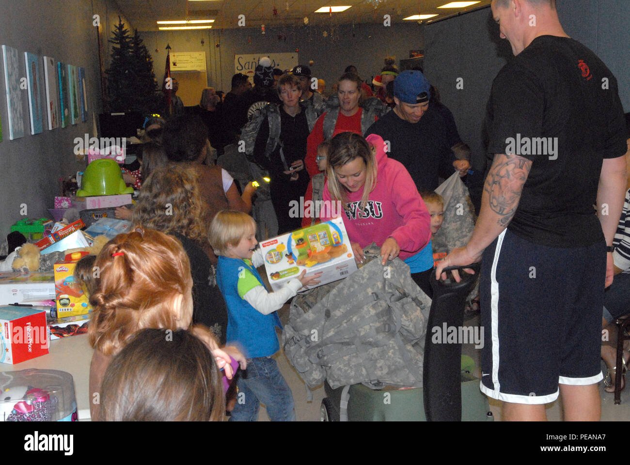 Aux soldats et aux familles de déposer des cadeaux à l'atelier du Père Noël à Fort Hood, au Texas, le 14 novembre. (U.S. Photo de l'armée par Slt Gabriel Jenko, 1-82 FA, 1st Armored Brigade Combat Team) Banque D'Images