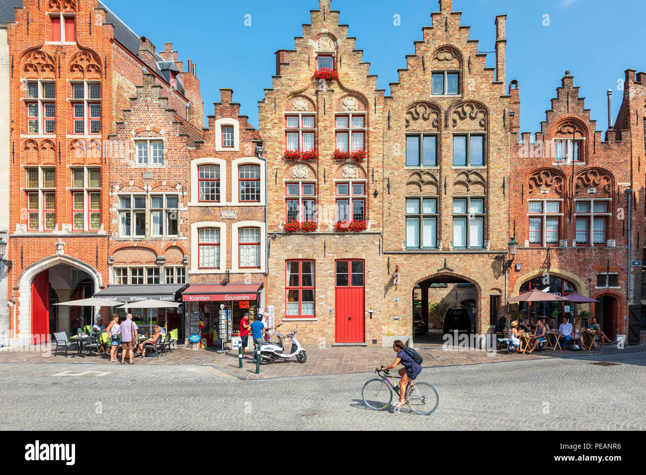 Cafés, restaurants et boutiques sur Academiestraat près de BV et Jan van Eyckplein, Bruges, Belgique Banque D'Images