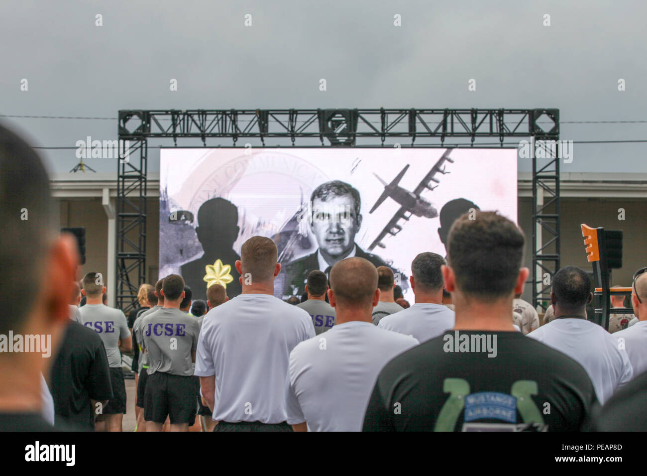 Les participants et les bénévoles regarder une vidéo commémorative au cours de la cérémonie d'ouverture de la 35e assemblée annuelle Mattar, Relais de la base aérienne MacDill, Tampa, Floride, le 20 novembre, 2015. Le Lieutenant-colonel américain George Mattar, une citadelle et des anciens de l'ancien élément de soutien des communications conjointes (JCSE) commandant, a été tué le 13 janvier 1982, lors de sa fuite, Florida Airlines n° 90, s'est écrasé dans les eaux de la Rivière Potomac. À bord de ce vol avait 74 passagers, dont seulement six ont survécu. Ont également été tués par le Major Ralph Herman, chef des opérations du JCSE, et le Sergent Major James Dixon. En commémoration, JCSE sponsors un rapport annuel 1 Banque D'Images