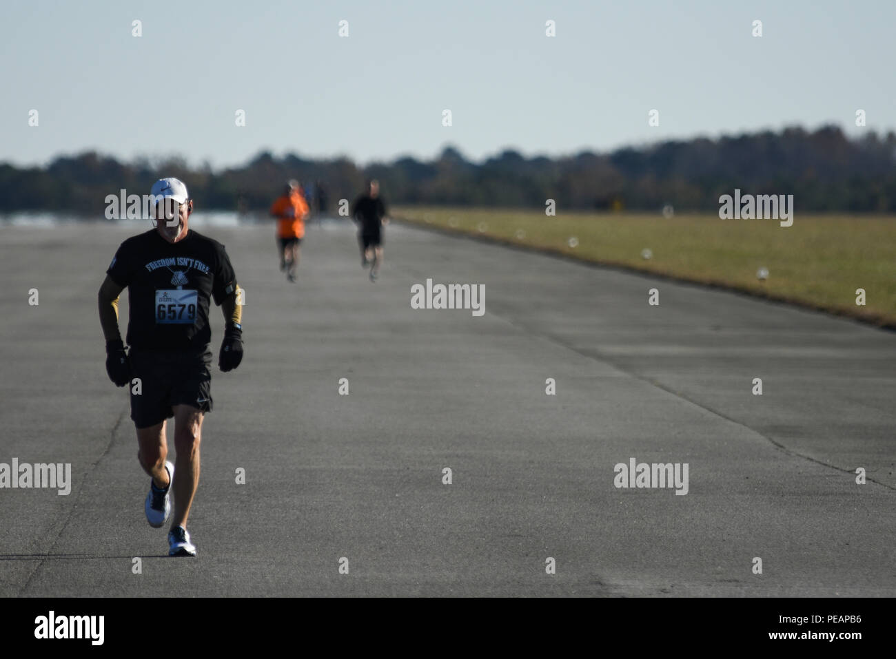 Michael Arnold atteint la 6-mile de passage de la course à la tombée Half-Marathon, 14 novembre 2015, à Seymour Johnson Air Force Base, N.C. Arnold s'est classé deuxième dans sa catégorie d'âge et cinquième avec un temps de 1 heure, 43 minutes, 27 secondes. (U.S. Air Force photo/Senior Airman Brittain Crolley) Banque D'Images