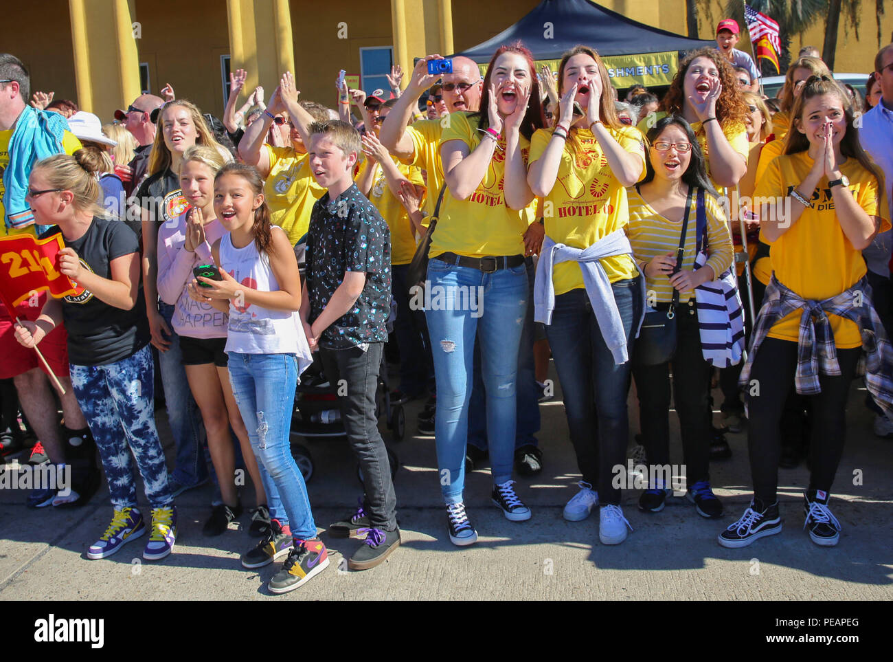 Les familles et les amis se réunissent au Marine corps Recruit Depot San Diego le 19 novembre 2015 pour rencontrer les Marines de l'Hotel Company, 2nd Recruit Training Battalion pour la première fois après 13 semaines d'entraînement. Le MCRD San Diego forme toutes les recrues masculines de l'ouest du Mississippi, traitant plus de 16 000 recrues par an. Le rassemblement démontre les traditions du corps des Marines, la cohésion de l'unité, l'engagement du public et la préparation pour les cérémonies de remise des diplômes. Banque D'Images