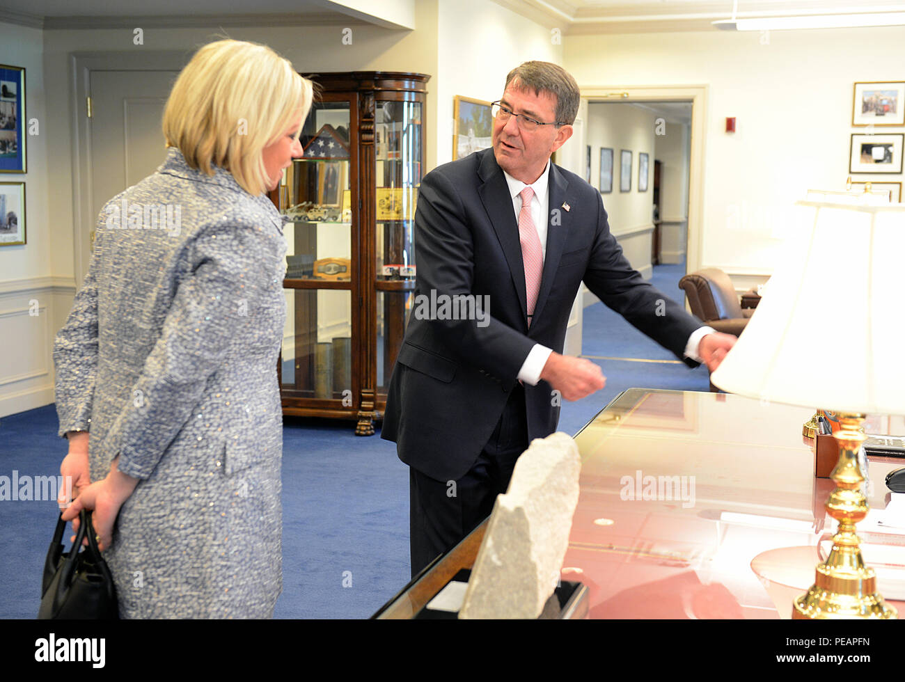 Le Secrétaire de la Défense Ash Carter raconte le ministre de la Défense néerlandais Jeanine Hennis-Plaaschaert un peu d'histoire à propos de son bureau au Pentagone le 23 novembre 2015. (DoD photo par le sgt de l'armée américaine. 1re classe Clydell Kinchen)(1992) Banque D'Images