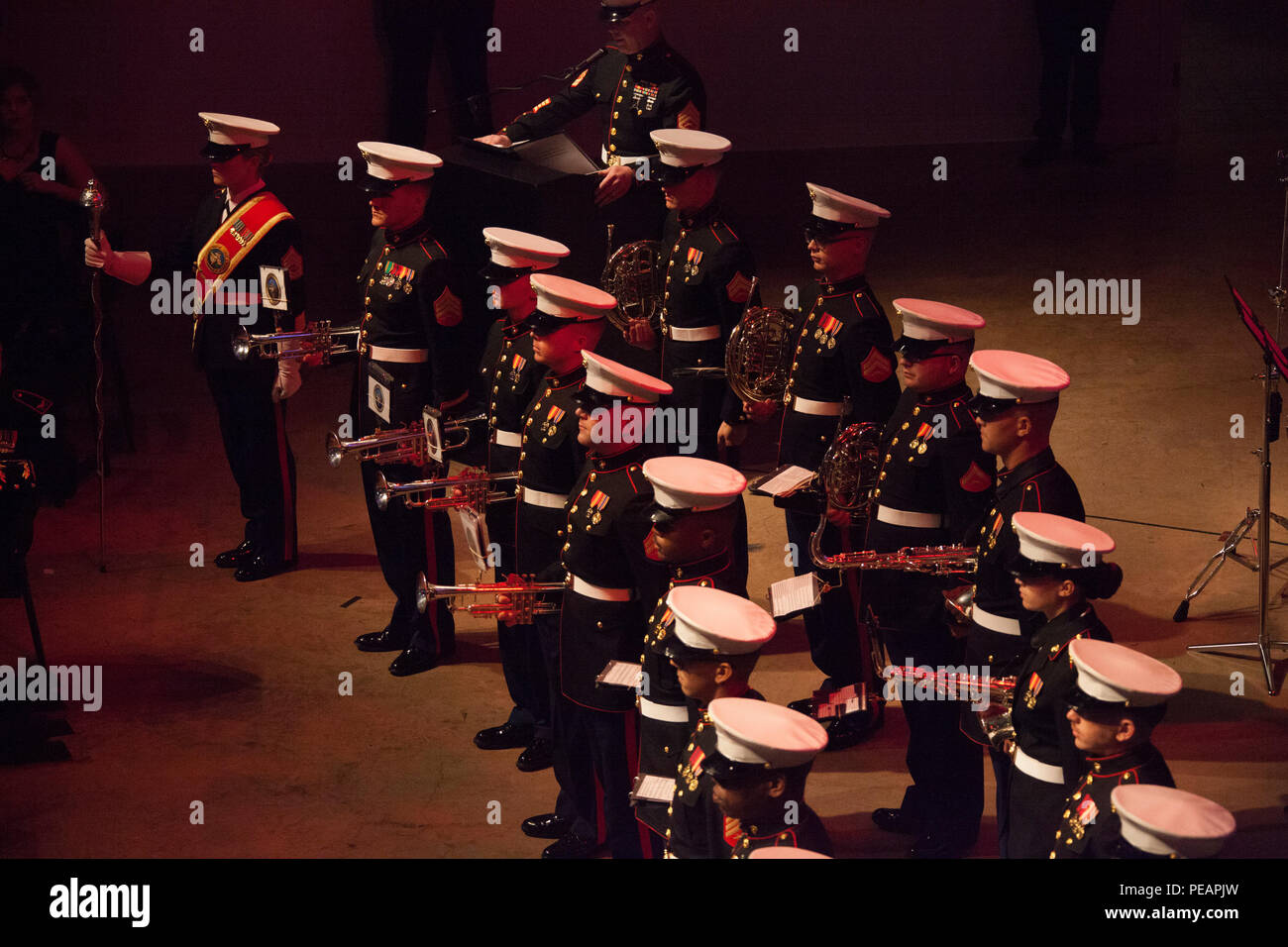 Marine Corps Band New Orleans réalise pour la célébration du 240e anniversaire de la Marine Corps Ball à Mardi Gras World, New Orleans, Louisiane, le 21 novembre 2015. La célébration de cette année rend hommage à ceux qui sont présents, passés et futurs marines tout au long de l'histoire et marque le 240e anniversaire du Corps des marines depuis sa fondation le 10 novembre 1775. (U.S. Marine Corps photo par Kimberly Aguirre/libérés) Banque D'Images