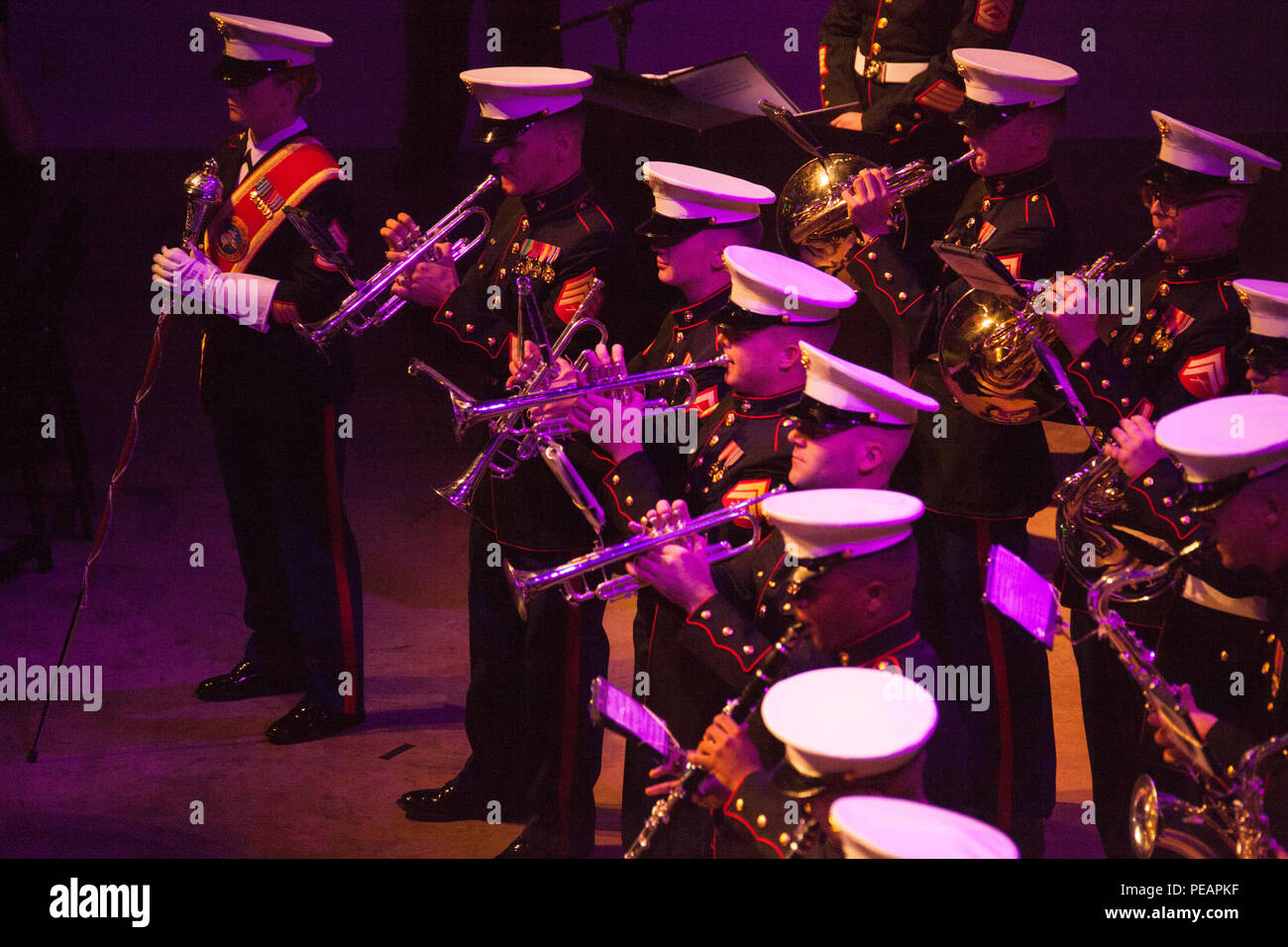 Marine Corps Band New Orleans réalise pour la célébration du 240e anniversaire de la Marine Corps Ball à Mardi Gras World, New Orleans, Louisiane, le 21 novembre 2015. La célébration de cette année rend hommage à ceux qui sont présents, passés et futurs marines tout au long de l'histoire et marque le 240e anniversaire du Corps des marines depuis sa fondation le 10 novembre 1775. (U.S. Marine Corps photo par Kimberly Aguirre/libérés) Banque D'Images