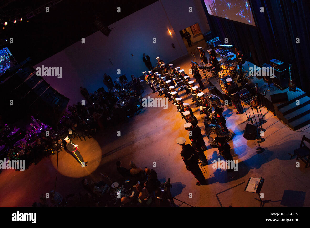 Marine Corps Band New Orleans réalise pour la célébration du 240e anniversaire de la Marine Corps Ball à Mardi Gras World, New Orleans, Louisiane, le 21 novembre 2015. La célébration de cette année rend hommage à ceux qui sont présents, passés et futurs marines tout au long de l'histoire et marque le 240e anniversaire du Corps des marines depuis sa fondation le 10 novembre 1775. (U.S. Marine Corps photo par Kimberly Aguirre/libérés) Banque D'Images