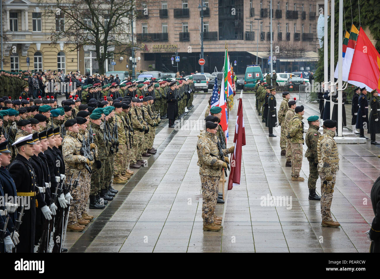 Les membres de l'armée britannique a participé aujourd'hui à l'armée lituanienne et défilé de la fête. Des soldats du 248 e Escadron des transmissions Gurkha, 22 Régiment de transmissions du 1er Bataillon de la société Zulu, Le Régiment royal de fusiliers et la bande de la Division du roi étaient tous en place dans la région de Cathedral Square, Vilnius, Lituanie, prêt à défiler pour le président de la Lituanie. Les Gurkha signaux ont presque fini le siège du Corps de réaction rapide allié' Exercice Arrcade fusion à laquelle ils ont participé dans le cadre du signal 1 Brigade. Les Fusiliers, viennent juste de terminer l'exercice en fer, un bat Banque D'Images