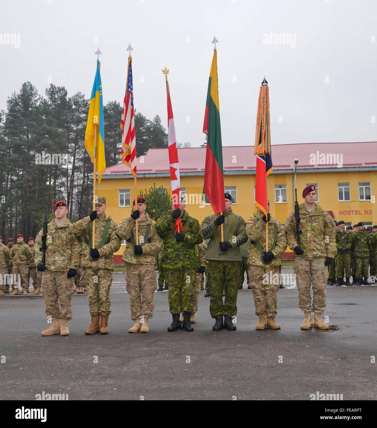 Les soldats avec Group-Ukraine multinational interarmées couleurs actuelles des nations participantes le 23 novembre 2015, au cours de l'Intrépide Guardian II Cérémonie d Group-Ukraine sous formation interarmées multinationale au maintien de la sécurité internationale et près de l'viv, Ukraine. La deuxième phase du gardien intrépide sera composé de formation jusqu'à cinq bataillons de personnel du ministère de la défense et un bataillon des forces spéciales du personnel. (U.S. Photo de l'armée par le sergent. Adriana, Diaz-Brown presse 10ème camp de siège) Banque D'Images