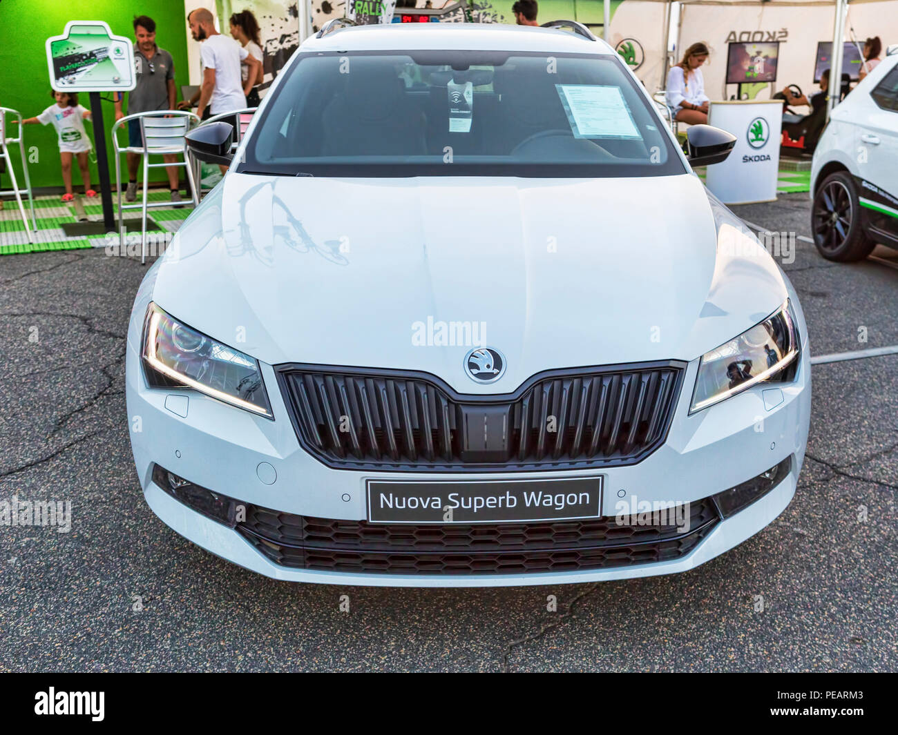 Rome, Italie - 21 juillet 2018:à l'occasion de Rome s activité de rassemblement, l'exposition de moteur pièce nouvelles voitures modèles dans Rome : un nouveau wagon Superbe voiture blanche à partir de Banque D'Images