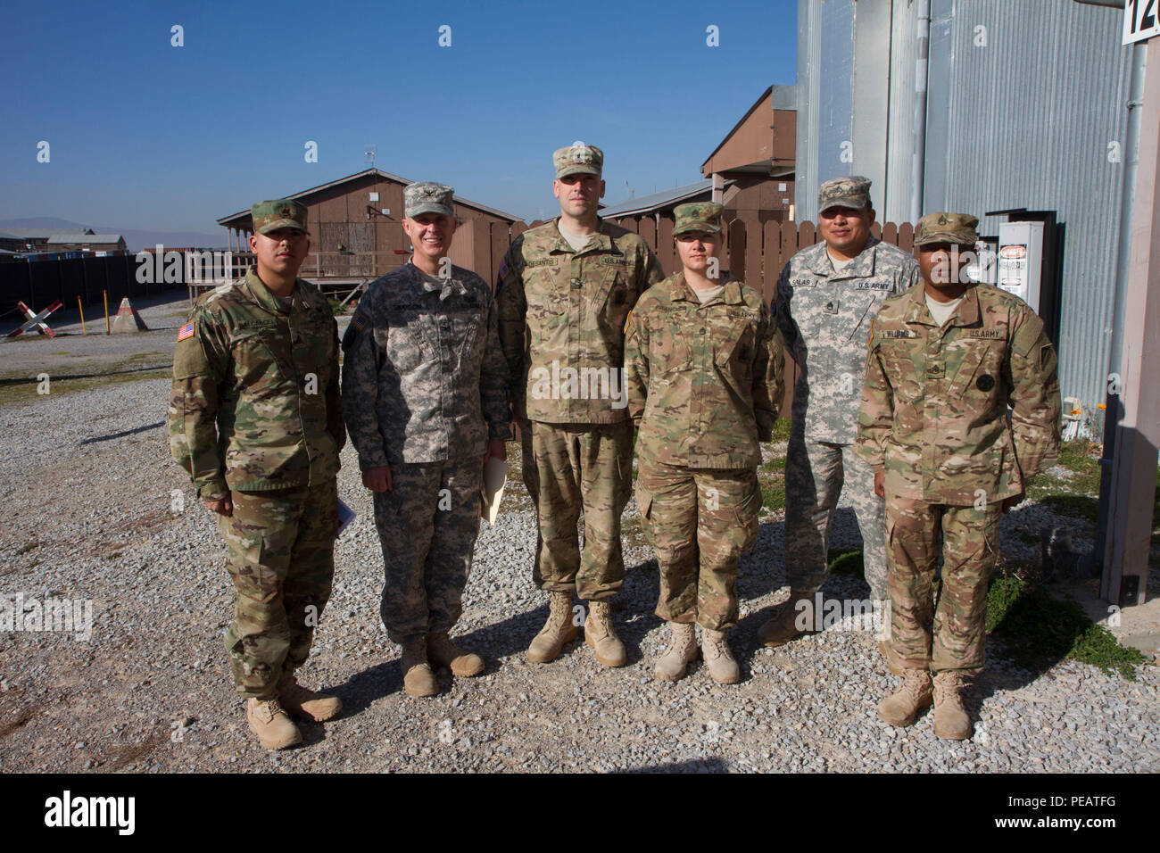 Le colonel de l'armée américaine Vernon Simpson (deuxième à gauche), commandant du groupement tactique multinational Group-East et la 30e Brigade blindée, pose aux côtés de l'équipe de combat des instructeurs de la 7e armée sous-Officer Academy, à Grafenwoehr, l'Allemagne, avant le 17 novembre, 2015 une base, cérémonie de remise des diplômes Cours de chef de Camp Bondsteel, sur le Kosovo. Cela a marqué l'achèvement de la deuxième cycle BLC pour la Force de paix au Kosovo MNBG-rotation E d'être soutenu par la 7e armée de l'équipe nationale néerlandaise. (U.S. Photo de l'armée par le Sgt. Erick Yates, Bataille multinationales Group-East) Banque D'Images