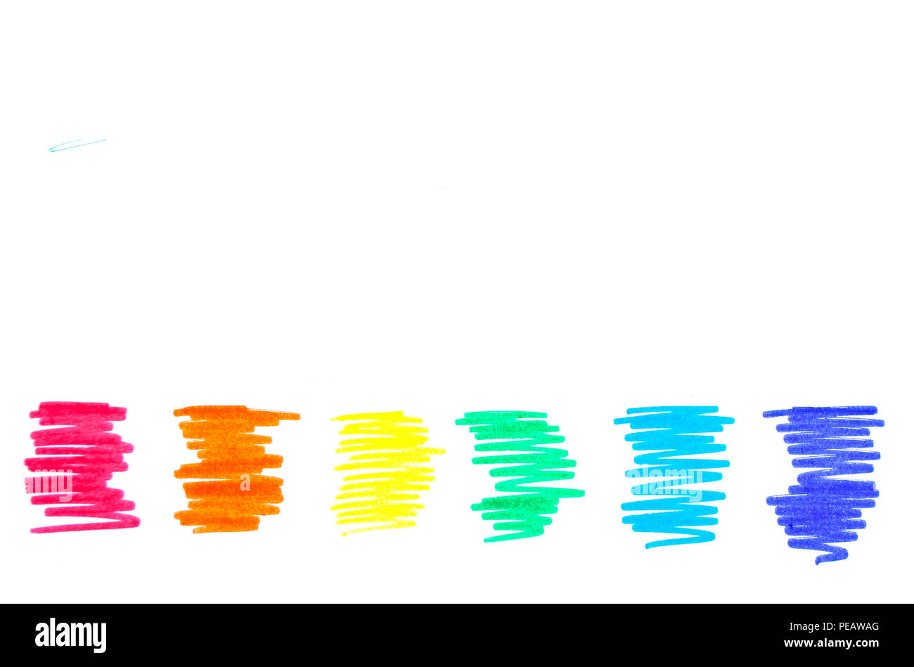 Gribouillis colorés de marqueurs à encre permanente avec des fibres de détails sur il isolé sur blanc. Banque D'Images