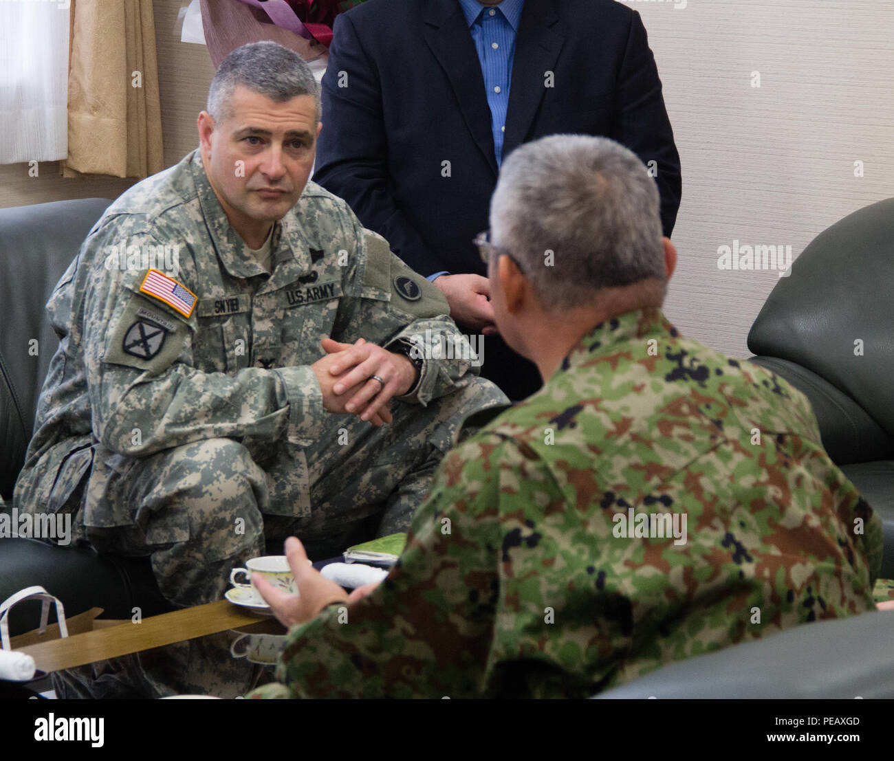 Au cours d'un 20 novembre 2015, visite au Camp Takeyama, du Japon, de l'armée américaine Le Colonel Timothy M. Snyder, commandant adjoint de l'armée américaine, l'Engagement de réserve (ARET Team-Japan-J), parle avec les hauts dirigeants de la Japan Ground Self-Defense Force sur la façon de renforcer son partenariat entre les États-Unis et la réserve de l'armée de réserve JGSDF Composant. Moins de 24 heures plus tôt, l'ARET-J a effectué une mission d'entraînement bilatéral au Camp Zama, au Japon, qui a introduit la composante JGSDF candidats à l'enrôlement dans la langue très estimé du Japon à la culture du corps de l'interprète et les capacités de leurs alliés de l'armée américaine. Sn Banque D'Images