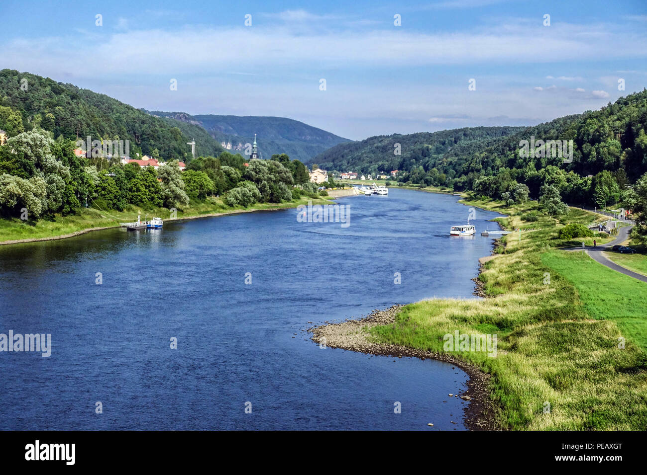 Elbe River Allemagne en Suisse saxonne près de Bad Schandau, vallée de l'Elbe Allemagne paysage couloir faunique d'été Banque D'Images