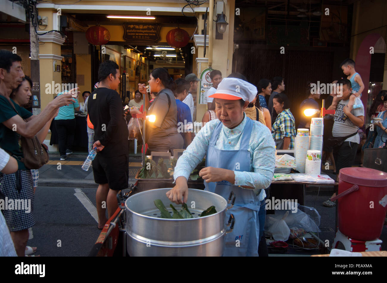 Un cuisinier, Phuket Town, Marché de nuit, Thaïlande Banque D'Images