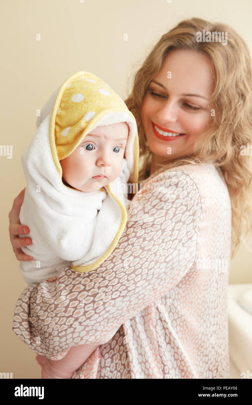 Portrait Of Cute Funny Adorable Petit Bebe Caucasien Blanc Nouveau Ne Avec De Grands Yeux Gris Bleu Enveloppe Dans Une Serviette De Bain Apres La Prise De Distance Smiling Happy Photo Stock