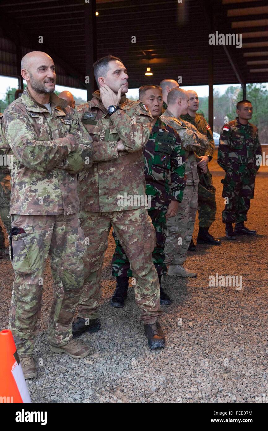 États-unis et pays partenaire jumpmasters attendre en ligne pour se préparer à la hausse manifeste à la rampe verte sur Fort Bragg, N.C., 2 décembre 2015. Les jumpmasters formation sont d'effectuer un saut dans l'appui de l'opération TOY DROP. (U.S. Photo de l'armée par la CPS. Zakia Gray/libérés) Banque D'Images