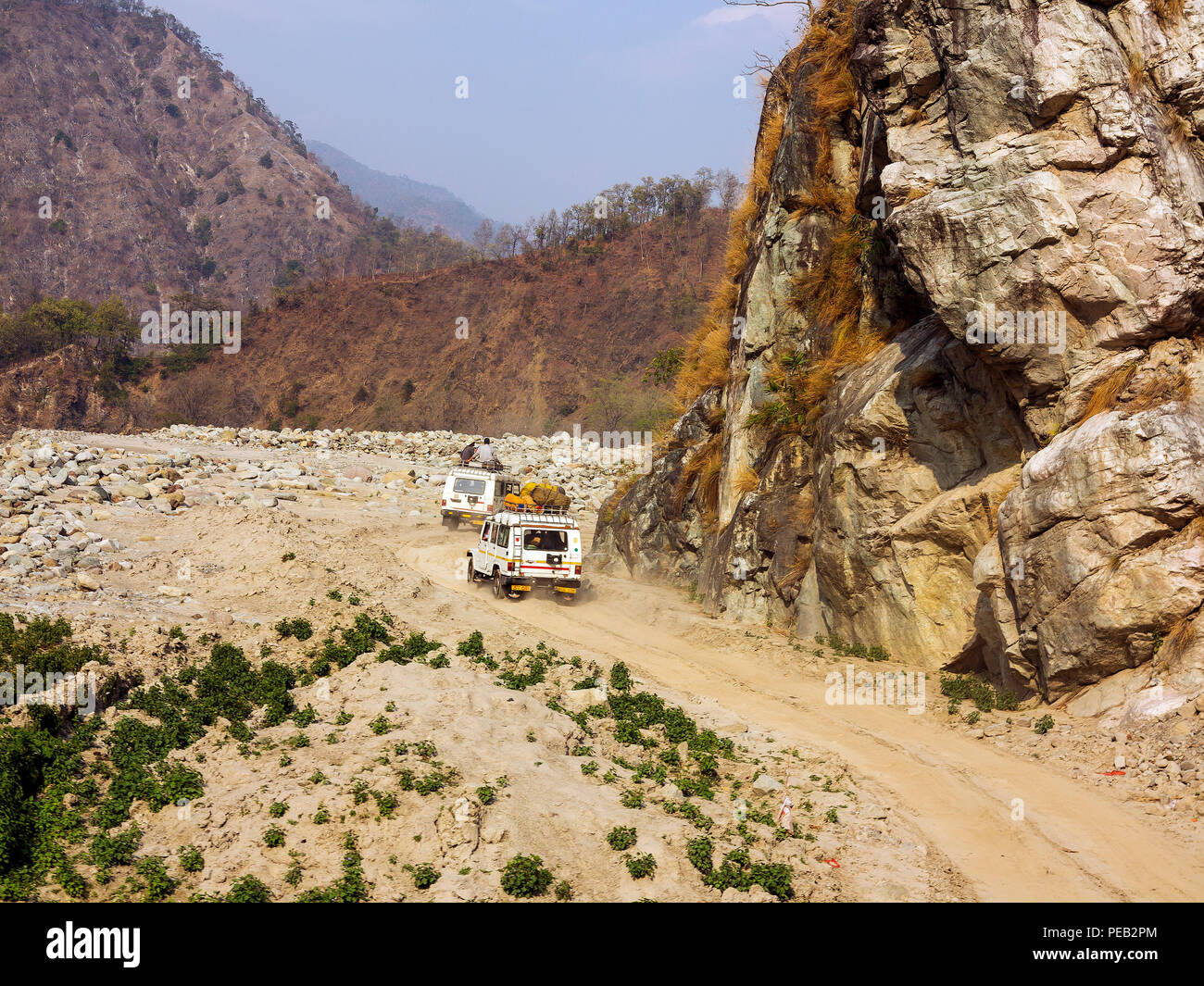 À partir de la route, ouvert récemment à Chalti Chuka Village à travers le Ladhya rivière, collines du Kumaon, Uttarakhand, Inde Banque D'Images