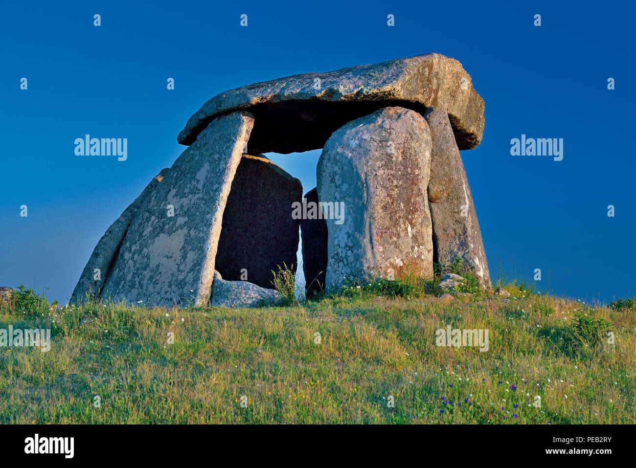 Dolmen préhistorique sur une colline avec ciel bleu Banque D'Images