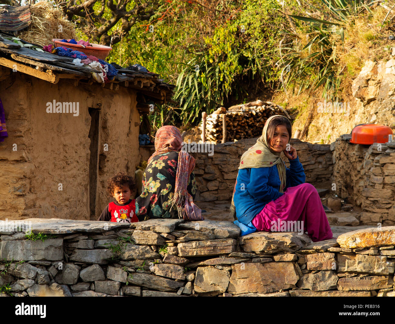 La télécommande à femme indienne Tulla Kote Village sur la zone des Tallas Kumaon, collines, Uttarakhand, Inde Banque D'Images