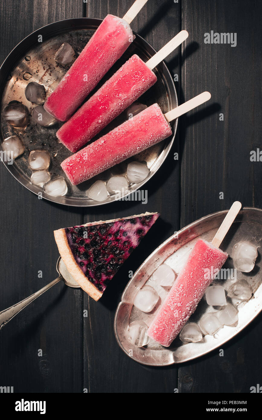 Fruits sucrés sucettes glacées et berry pie sur fond de bois Banque D'Images