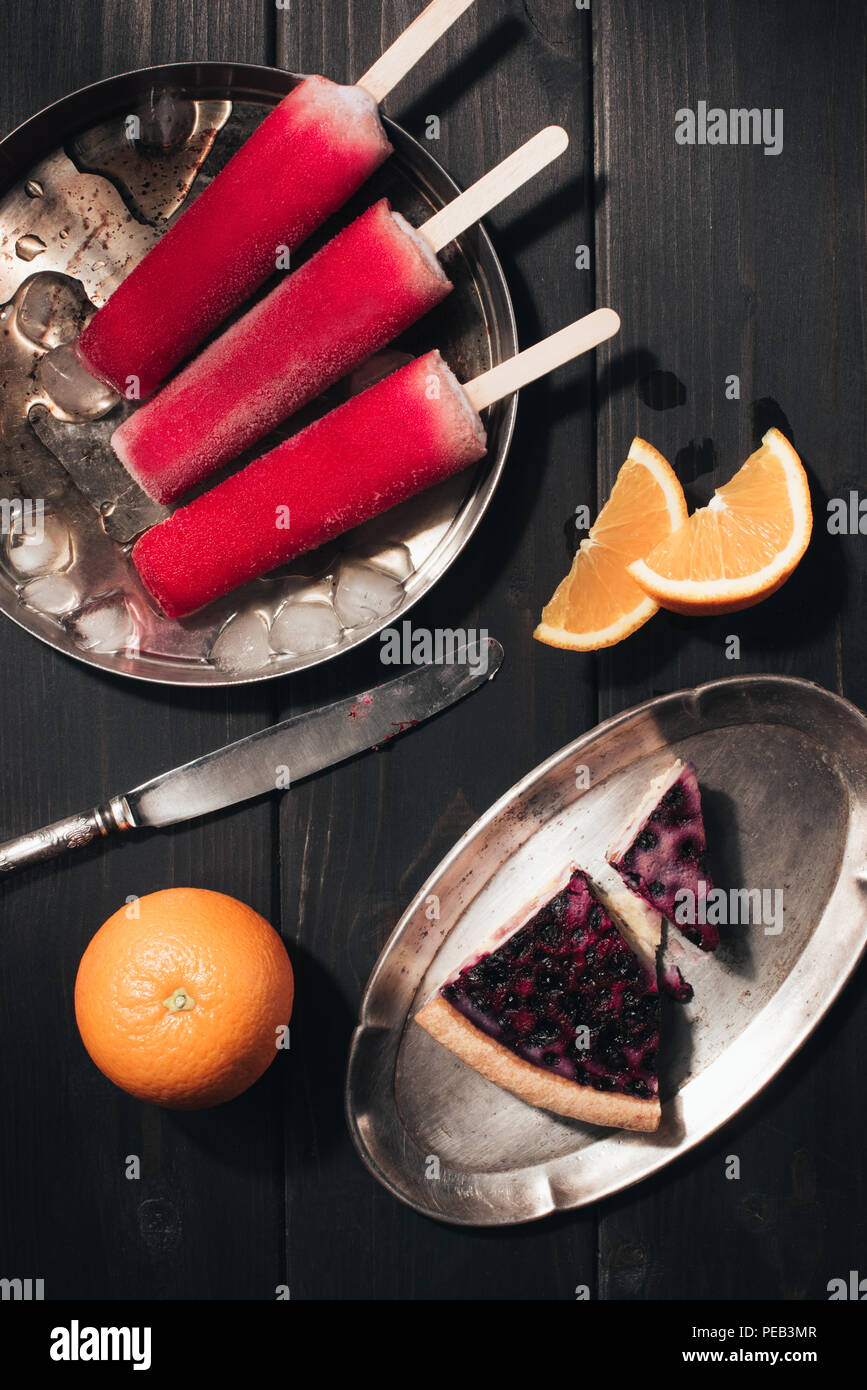 Fruits sucrés sucettes glacées à l'orange et berry pie sur fond de bois Banque D'Images