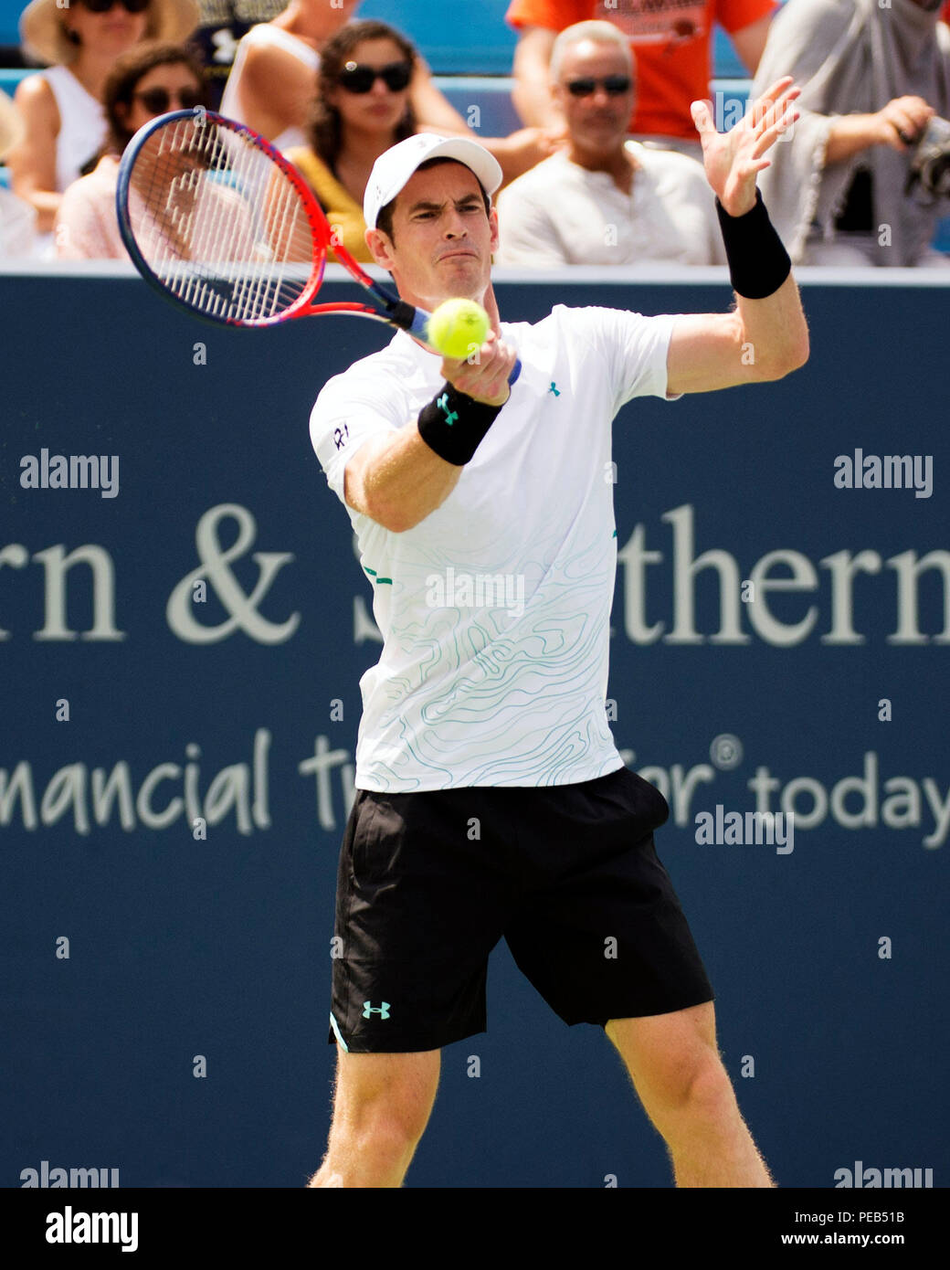 Mason, Ohio, USA. 13 août 2018 : Andy Murray (GBR) frappe la balle à Lucas Pouille (FRA) à la région du sud-ouest de l'ouvrir à Brent Clark/Alamy Live News Banque D'Images