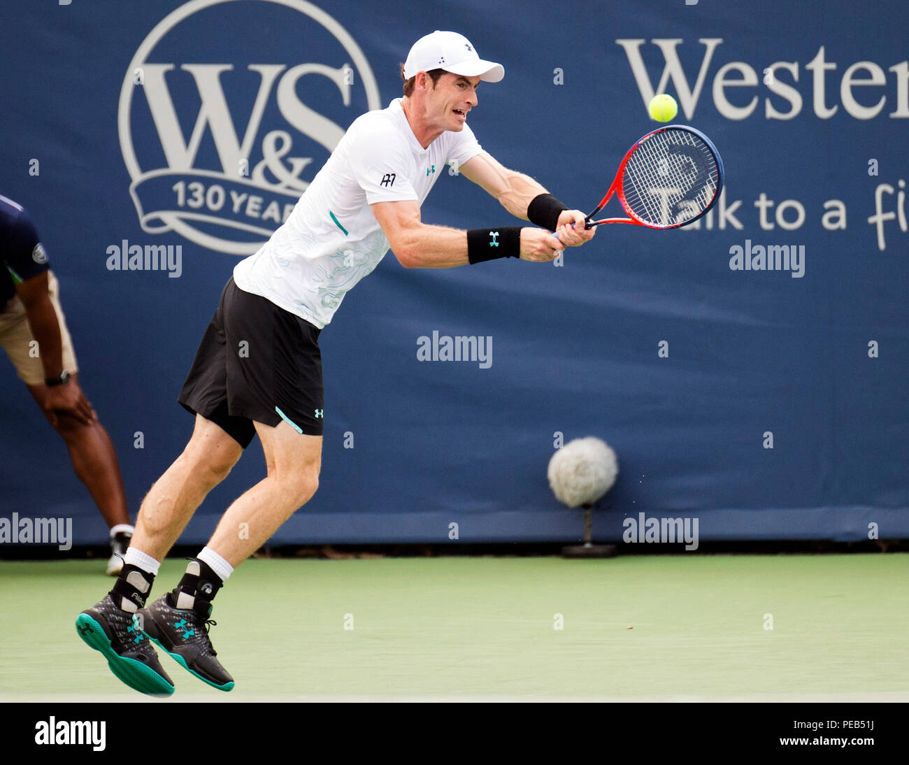 Mason, Ohio, USA. 13 août 2018 : Andy Murray (GBR) frappe la balle à Lucas Pouille (FRA) à la région du sud-ouest de l'ouvrir à Brent Clark/Alamy Live News Banque D'Images