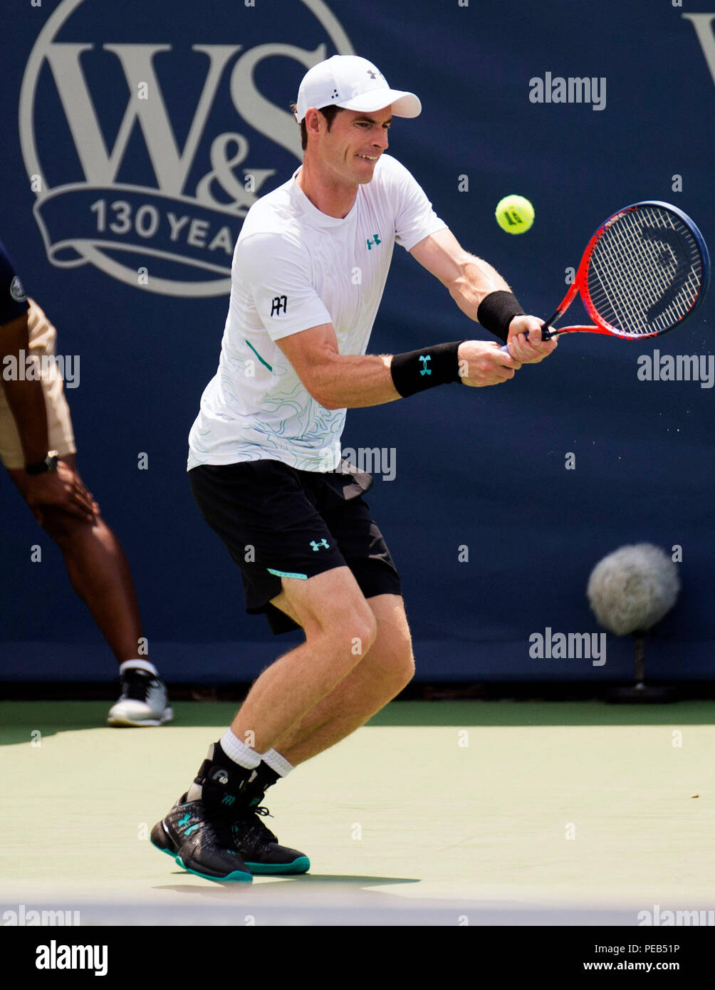Mason, Ohio, USA. 13 août 2018 : Andy Murray (GBR) frappe la balle à Lucas Pouille (FRA) à la région du sud-ouest de l'ouvrir à Brent Clark/Alamy Live News Banque D'Images