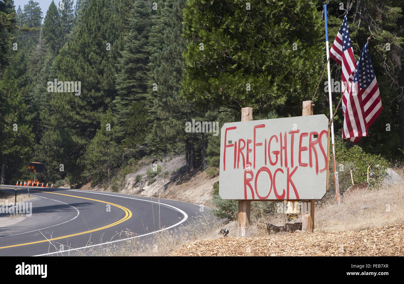 Dardnelle, Californie, U.S.A. 13 Aug, 2018. La Donnell incendie dans le comté de Tuolumne continue de croître et a atteint 28 302 acres d'après le U.S. Forest Service à compter du lundi 13 août, 2018. À compter de lundi matin, 54 structures ont été détruites et 220 sont encore menacés. Credit : Marty Bicek/ZUMA/Alamy Fil Live News Banque D'Images