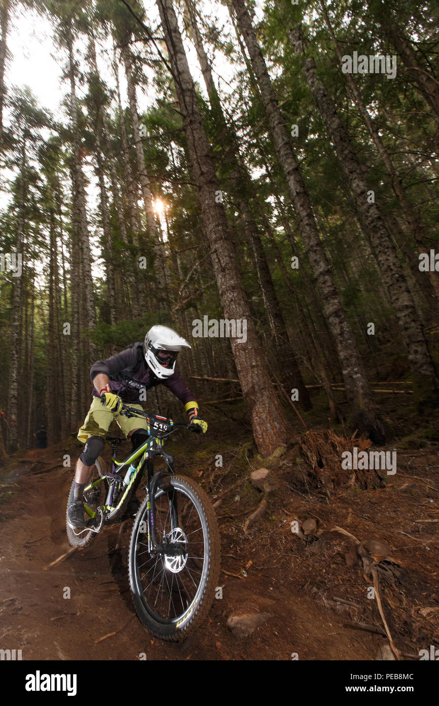 Whistler, Canada. 15 août 2018. Whistler, Colombie-Britannique, Canada. 12 août, 2018. Adam Robbins (CAN) la course pour la première place dans la division U21 mens au 12 août 2018 Championnat du Monde Enduro Series Camelbak Canadian Open Enduro présenté par l'événement spécialisé dans la région de Whistler, Colombie-Britannique, Canada. Credit : Ironstring/Alamy Live News Crédit : Ironstring/Alamy Live News Banque D'Images