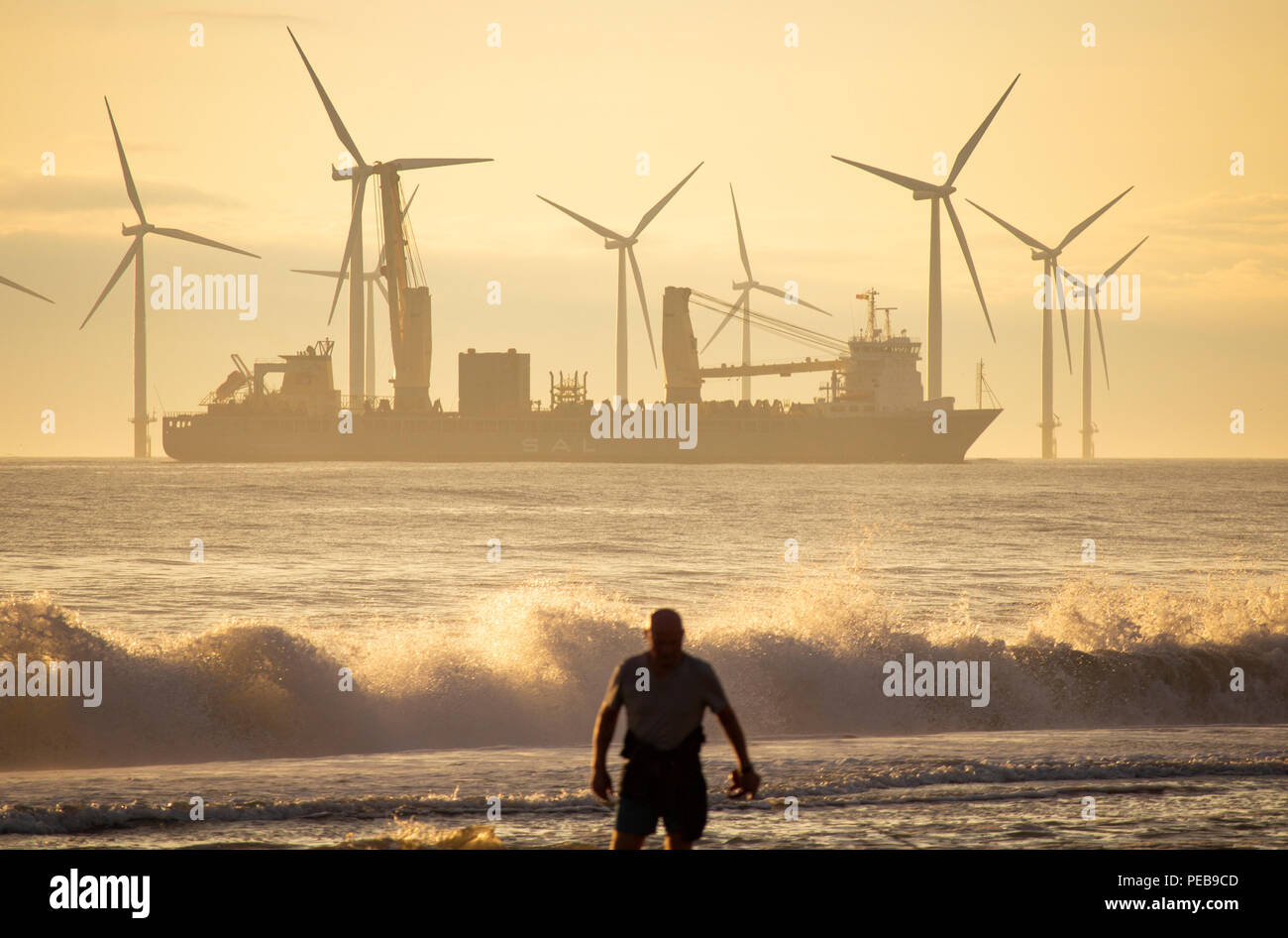 Navire passant de parc éolien en mer de Teesside de Seaton Carew, County Durham, England, United Kingdom. Banque D'Images