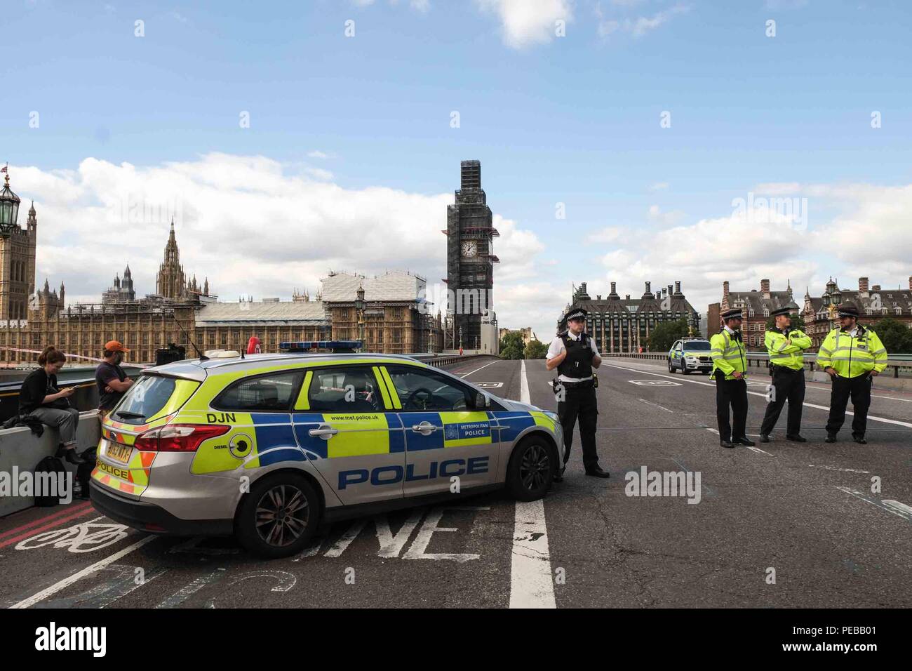 Londres 14 Août 2018 : Les voitures de police et les officiers sur un pont de Westminster à la suite d'un homme conduisant une voiture et de s'écraser dans les barrières de sécurité à l'extérieur des chambres du Parlement. Plusieurs personnes ont été blessées. Crédit photo : Claire Doherty/Alamy Live News Banque D'Images