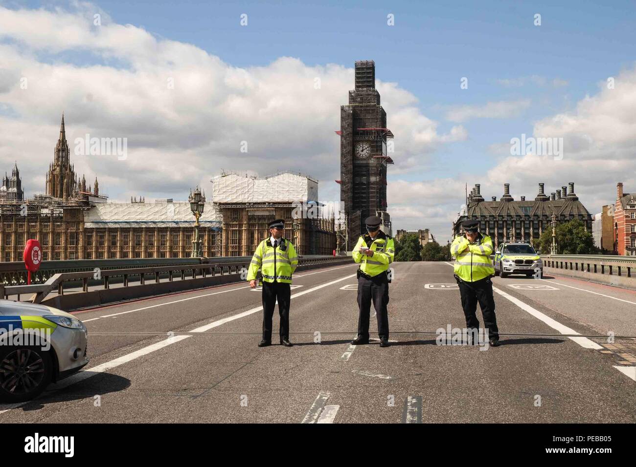 Londres 14 Août 2018 : agent de police sur un pont de Westminster à la suite d'un homme conduisant une voiture et de s'écraser dans les barrières de sécurité à l'extérieur des chambres du Parlement. Plusieurs personnes ont été blessées. Crédit photo : Claire Doherty/Alamy Live News Banque D'Images