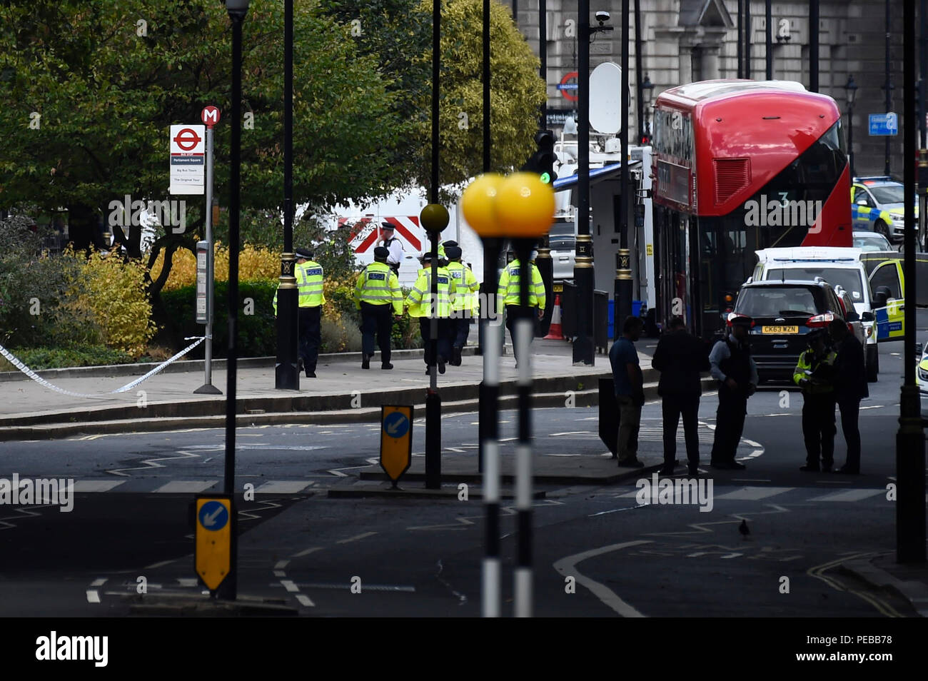 Londres, Royaume-Uni. 14 août 2018. Millbank est fermé. Un cordon de police est observée autour de Westminster après une voiture s'est écrasé devant les Maisons du Parlement. Il a indiqué que deux personnes ont été transportées à l'hôpital avec des blessures mettant la vie en danger. Un homme a été arrêté et une enquête est en cours. Crédit : Stephen Chung / Alamy Live News Banque D'Images