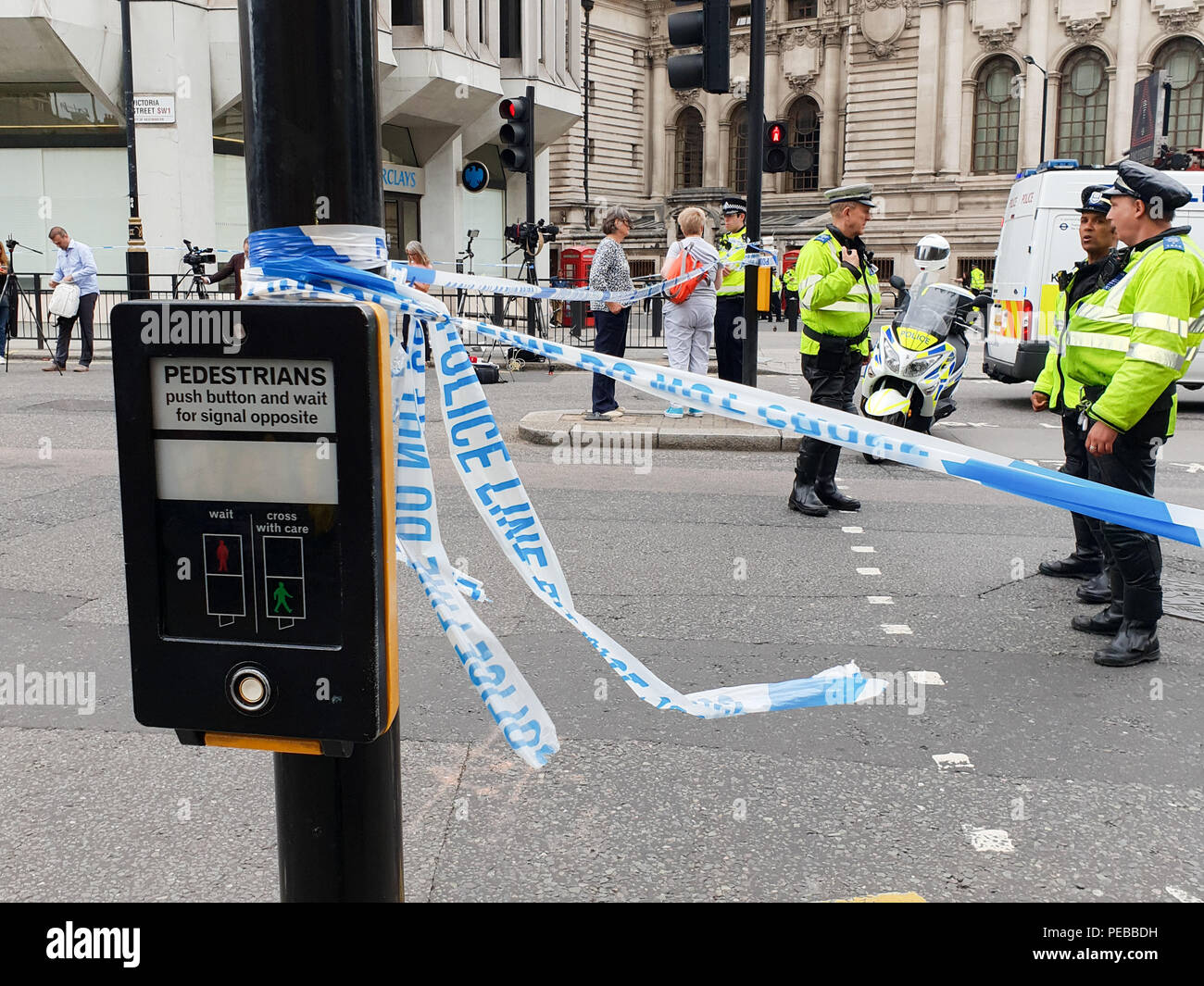 Westminster. Londres. UK 14 Août 2018 - La police est vu dans Westminster après une voiture a percuté les barrières de sécurité en face de la Chambre des Lords. Trois piétons sont blessés et transportés à l'hôpital. Le conducteur de Midlands a été arrêté. Roamwithrakhee Crédit /Alamy Live News Banque D'Images