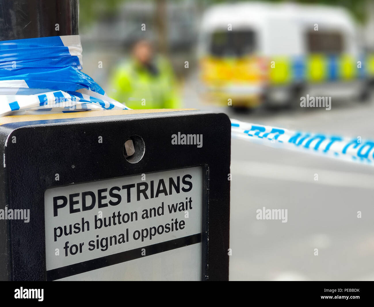 Westminster. Londres. UK 14 Août 2018 - La police est vu dans Westminster après une voiture a percuté les barrières de sécurité en face de la Chambre des Lords. Trois piétons sont blessés et transportés à l'hôpital. Le conducteur de Midlands a été arrêté. Roamwithrakhee Crédit /Alamy Live News Banque D'Images