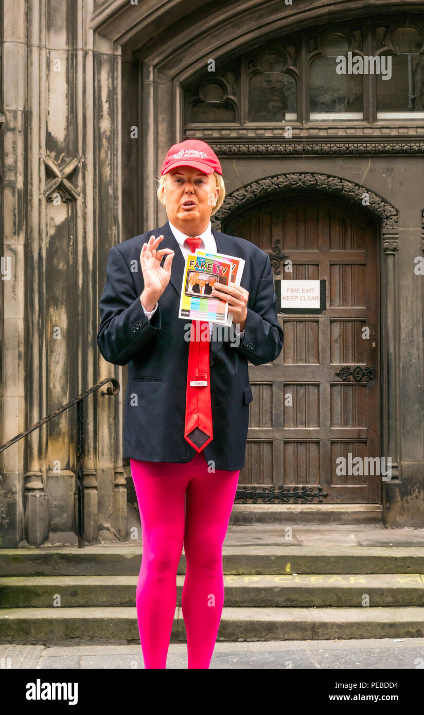 Edinburgh, Ecosse, Royaume-Uni. 14 août 2018. Festival Fringe d'interprète, Royal Mile, Édimbourg, Écosse, Royaume-Uni. Un bête Donald Trump impersonator portant portant une casquette de baseball à faire à nouveau de l'Amérique Gay et pink tights distribuant des tracts pour un show Fringe Banque D'Images