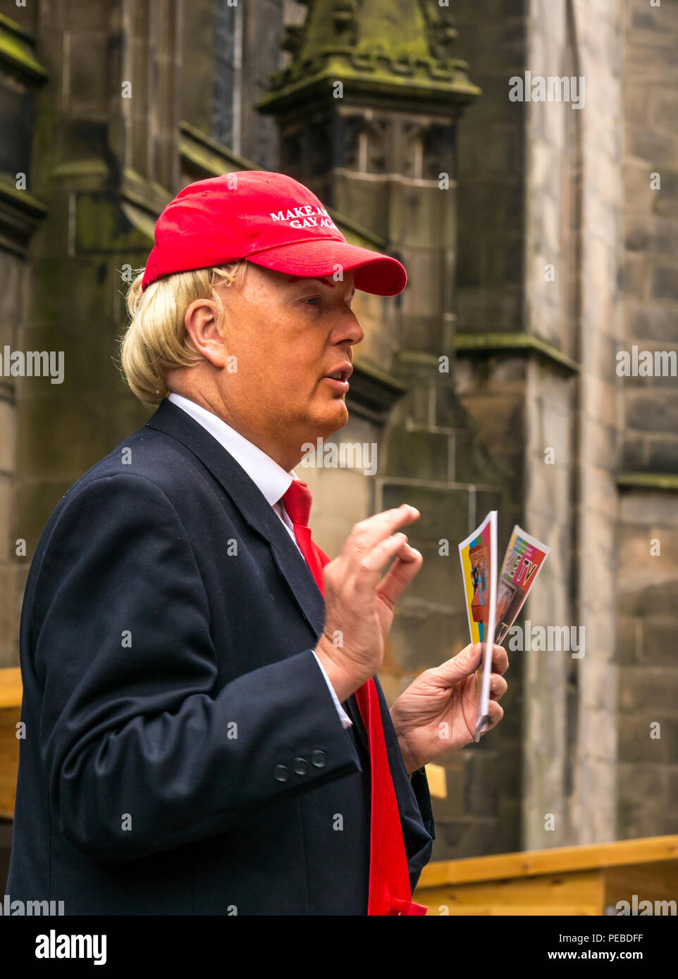 Edinburgh, Ecosse, Royaume-Uni. 14 août 2018. Festival Fringe d'interprète, Royal Mile, Édimbourg, Écosse, Royaume-Uni. Un bête Donald Trump impersonator portant un chapeau de base-ball à faire à nouveau de l'Amérique Gay distribuant des tracts pour un show Fringe Banque D'Images