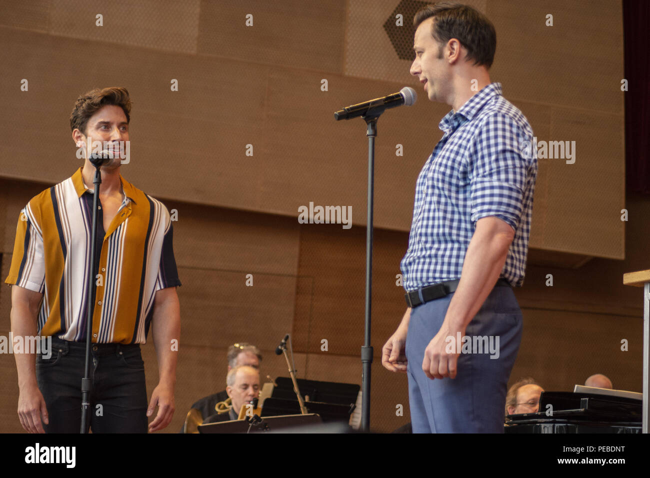 Chicago, Illinois, USA. Août 13, 2018. Broadway dans Chicago est un salon annuel qui présente des comédies musicales de Broadway à venir venir à la ville des vents. Le 13 août 2018, des milliers de personnes se sont rassemblées par le Pritzker Pavillion dans Millennium Park de Chicago pour apprécier les talents de chanteurs et de musiciens interprétant des chansons de la comédie musicale 12 y compris classiques comme ''Hello Dolly'' et ''Cats'' plus montre contemporaine comme «cher Evan Hansen. Sur la photo : Séances de pointage de crédit : Nick Adams et Karen I. Hirsch/ZUMA/Alamy Fil Live News Banque D'Images