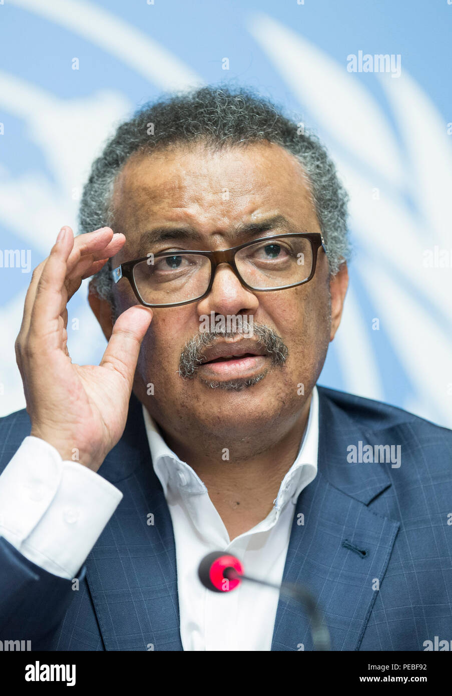 Genève, Suisse. Août 14, 2018. Directeur général de l'Organisation mondiale de la santé Tedros Adhanom Ghebreyesus assiste à une conférence de presse à Genève, Suisse, 14 août 2018. Tedros Adhanom Ghebreyesus a déclaré mardi qu'il est encore plus inquiet à propos de la dernière épidémie d'Ebola en République démocratique du Congo (RD Congo) après sa récente visite dans le pays, principalement en raison de l'intense défi à la sécurité dans les zones touchées par le virus. Credit : Xu Jinquan/Xinhua/Alamy Live News Banque D'Images