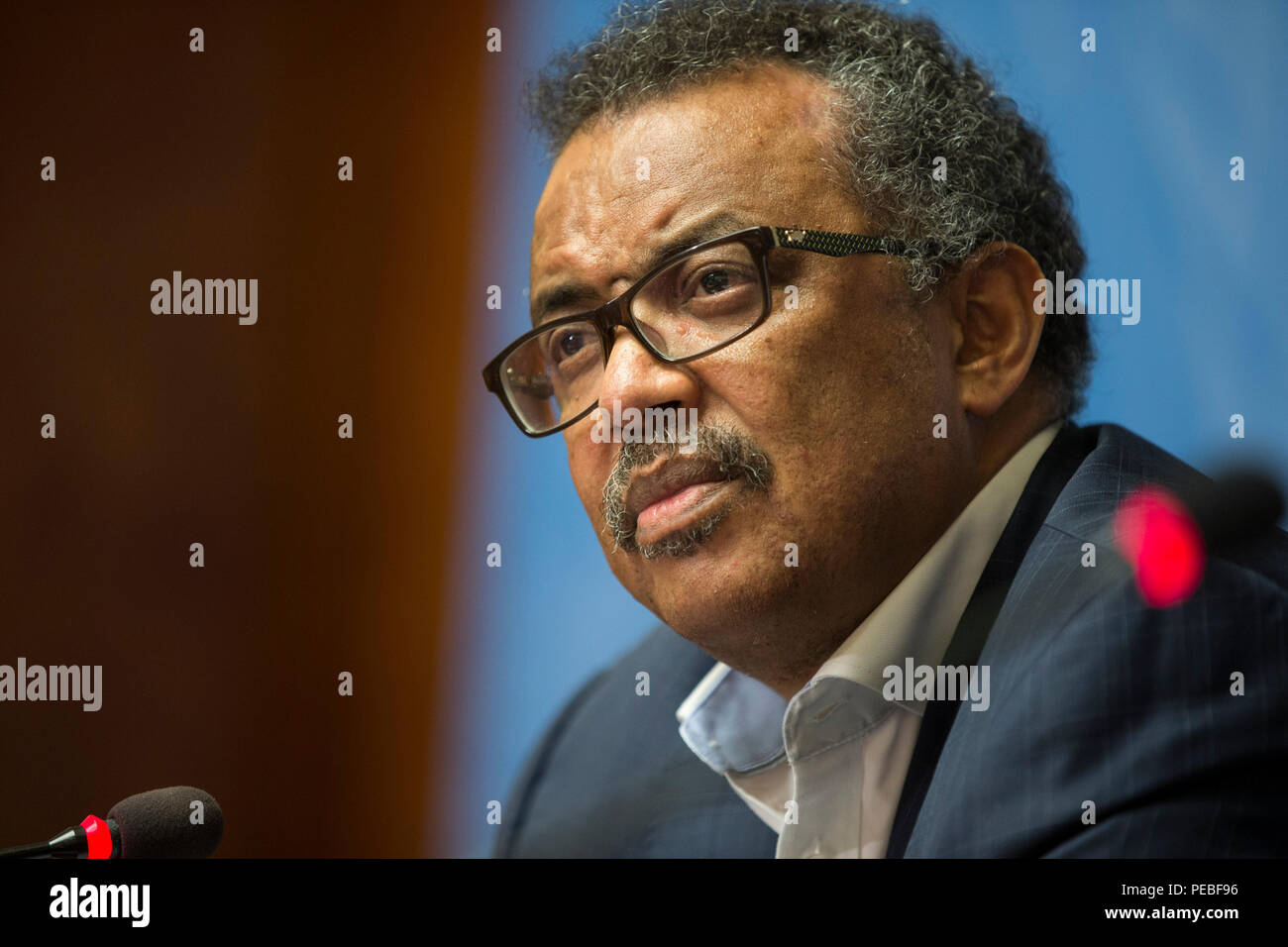Genève, Suisse. Août 14, 2018. Directeur général de l'Organisation mondiale de la santé Tedros Adhanom Ghebreyesus assiste à une conférence de presse à Genève, Suisse, 14 août 2018. Tedros Adhanom Ghebreyesus a déclaré mardi qu'il est encore plus inquiet à propos de la dernière épidémie d'Ebola en République démocratique du Congo (RD Congo) après sa récente visite dans le pays, principalement en raison de l'intense défi à la sécurité dans les zones touchées par le virus. Credit : Xu Jinquan/Xinhua/Alamy Live News Banque D'Images