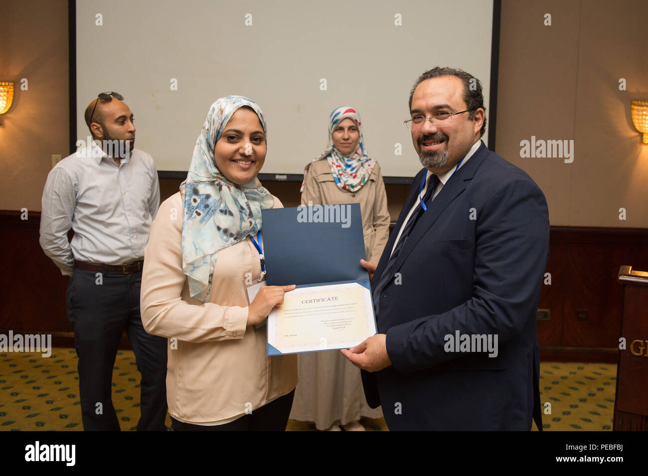 Le Caire, Égypte. Août 14, 2018. Mohamed Hamed (R), professeur associé de l'Université du Caire, prix un certificat à un étudiant au cours de la cérémonie de clôture d'un atelier sur la thérapie par ultrasons pour le traitement des tumeurs au Caire, Égypte, 14 août 2018. Les 14 jours Atelier International sur la thérapie par ultrasons des tumeurs s'est tenue au Caire en coopération avec le ministère chinois de la science et de la technologie, l'Université médicale de Chongqing et la Société égyptienne de radiologie interventionnelle. Credit : Meng Tao/Xinhua/Alamy Live News Banque D'Images