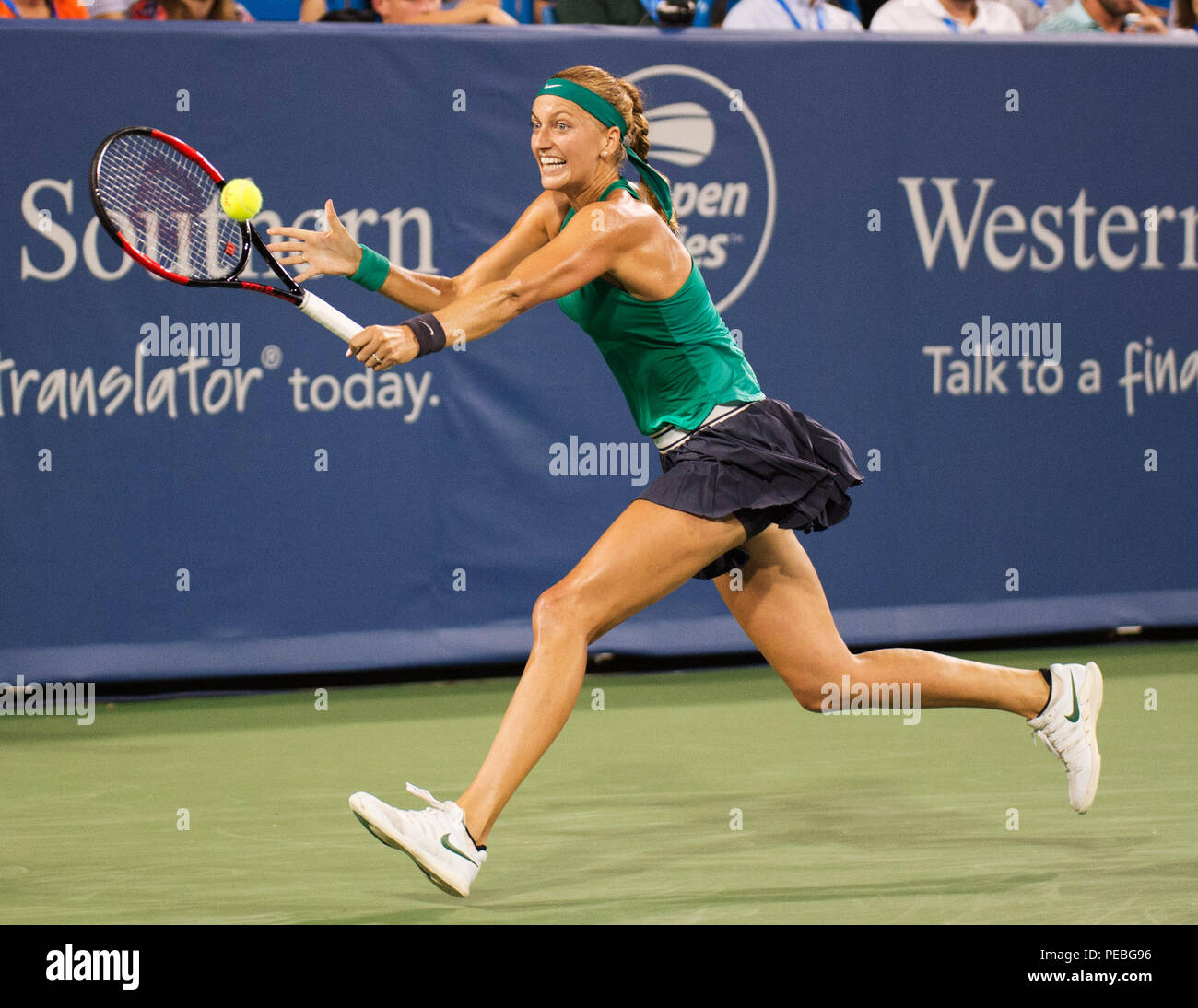 Mason, Ohio, USA. 14 août 2018 : Petra Kvitova (CZE) frappe la balle à Serena Williams (USA) à la région du sud-ouest de l'ouvrir à Mason, Ohio, USA. Brent Clark/Alamy Live News Banque D'Images