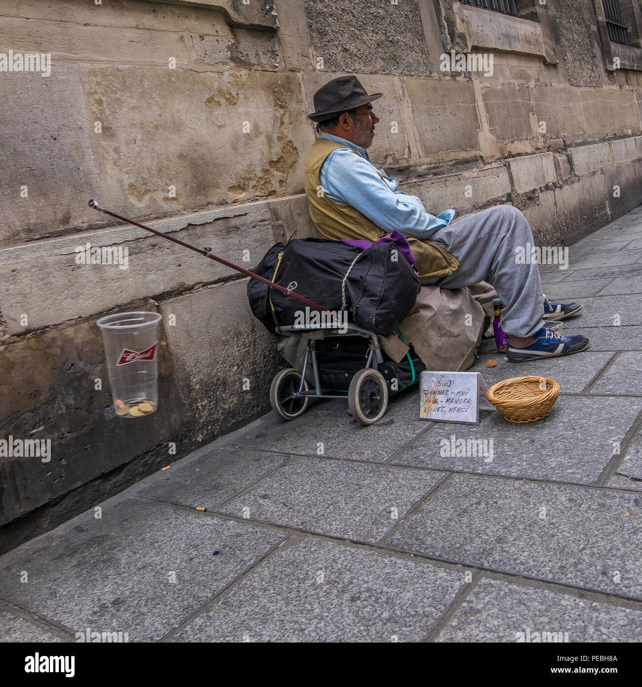 Sans-abri mendier dans les rues de Paris, France Banque D'Images