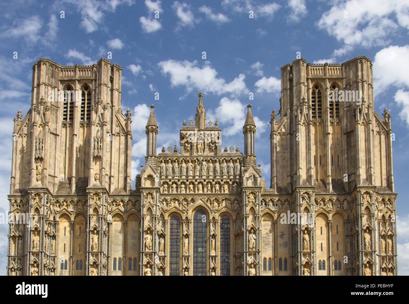 La cathédrale de Wells, avant de l'Ouest, ciel bleu avec des nuages. Banque D'Images